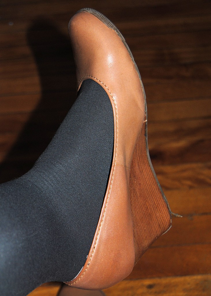 Can I wear coloured tights with nude shoes?