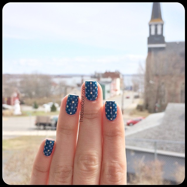In #Pictou for the day visiting Andy's grandma. It's actually kinda nice outside, so we are sitting on the porch watching the 'traffic'! Haha ? #nails #nailart #nailpolish #nailsofinstagram #polishednails #notd #mani #manicure #essie #blue